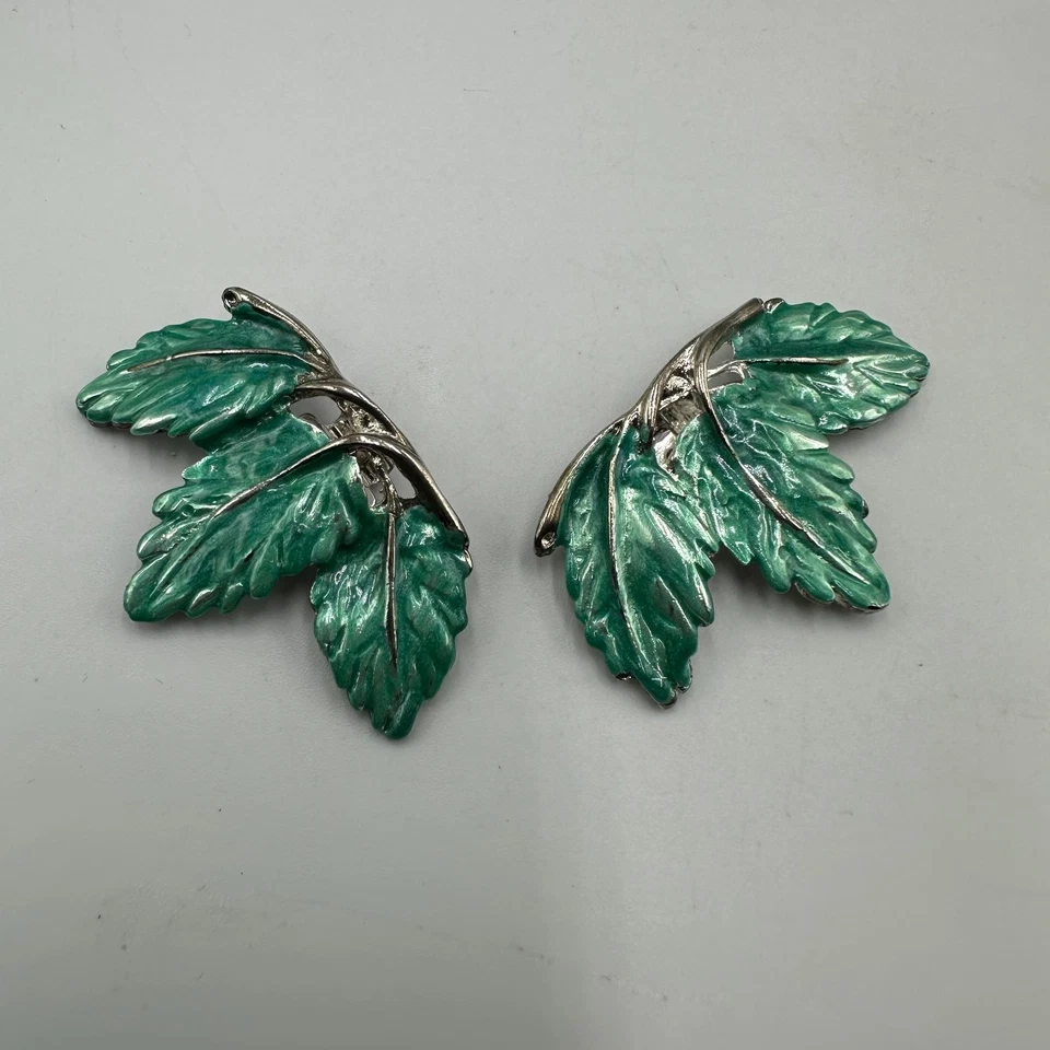 Clips para zapatos Nancy Katz vintage tono plateado verde esmalte hoja naturaleza botática Foto 2 de 4