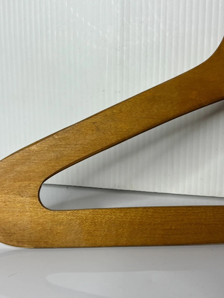 Percha de ropa de madera vintage antigua de EE. UU. ligera plana para hotel motel Foto 3 de 4