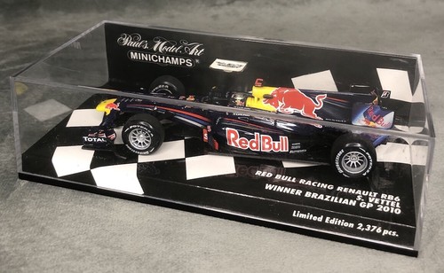 Minichamps F1 1:43 S Vettel Red Bull Racing Renault RB6 Winner Brazilian GP 2010 - Picture 5 of 5