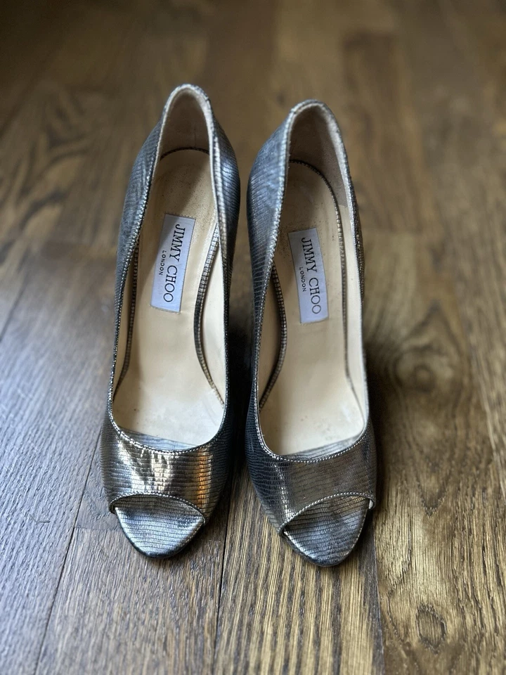 Jimmy Choo Baxen Wedge em acabamento de couro com estampa de cobra metálica dourada clara, tamanho 37 - Imagem 4 de 4