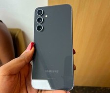 Samsung Galaxy S23 128GB W/CASE, CHARGE, SCREEN PROTECTOR Graphite Unlocked