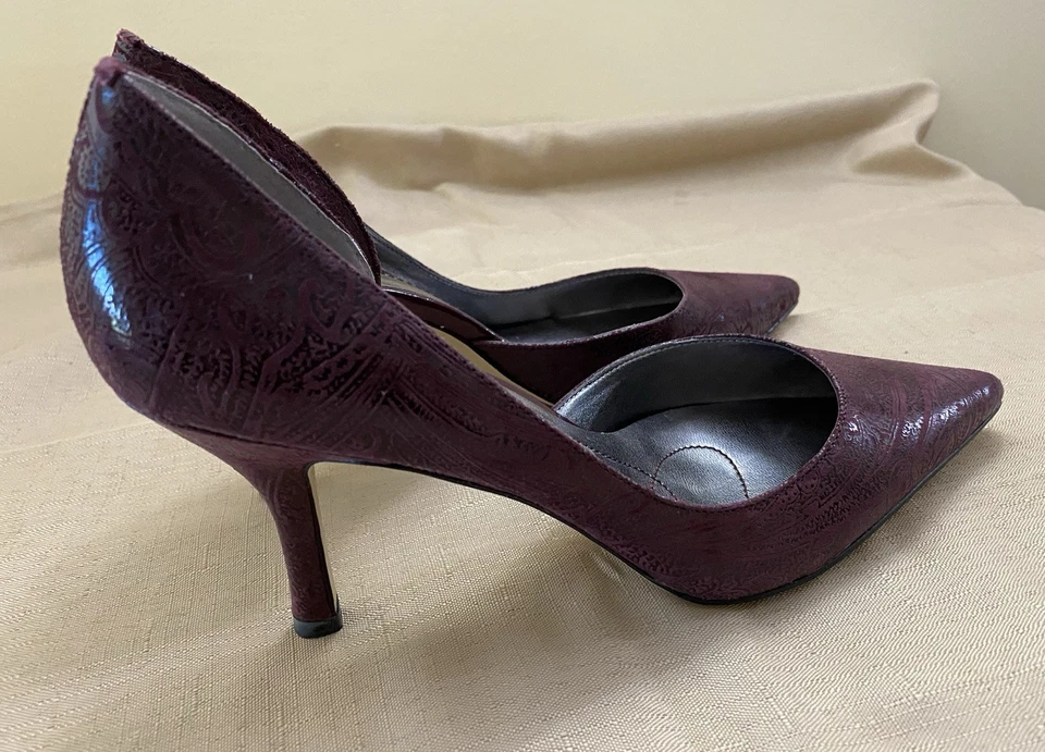 Zapatos de tacón de aguja Anne Klein rojo borgoña cachemira floral cuero en relieve 8  Foto 2 de 4