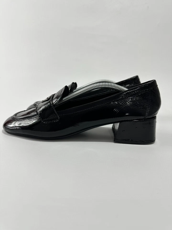 Zapatos mocasines Prada Vernice metal triángulo logotipo 45 mm negros talla 39 EU Foto 4 de 4
