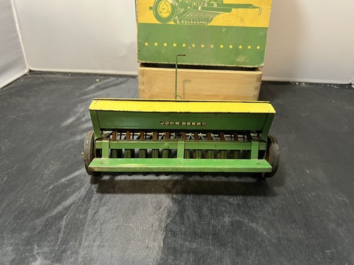 Eska / Ertl John Deere Yellow Lid Grain Drill with Box. - Picture 5 of 11