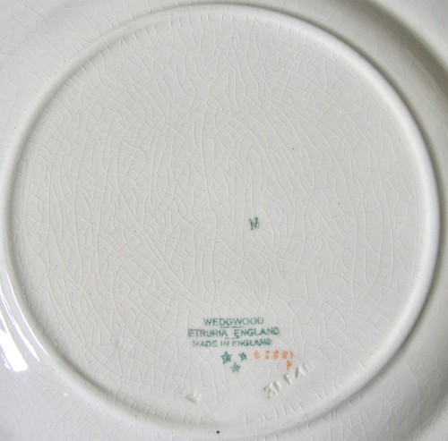 WEDGWOOD EMBOSSED VINE ''SUNSHINE'' , PATTERN 22cm (8.65in) DATED 1940 - Picture 2 of 2