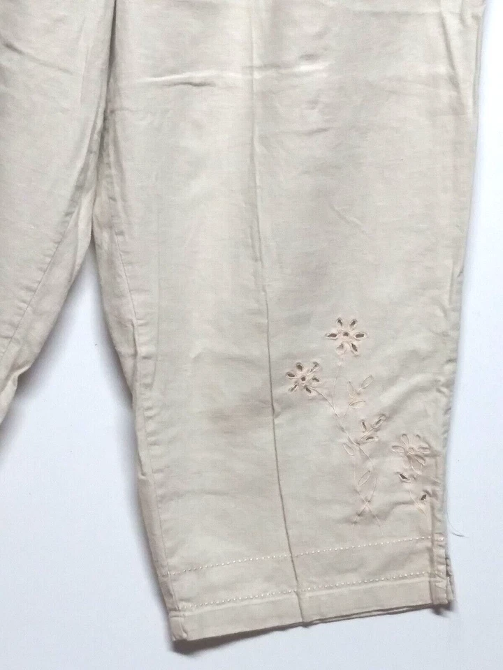 Pantalones capri Allyson Whitmore MEZCLA DE LINO para mujer 1X pierna bordada beige Foto 3 de 4