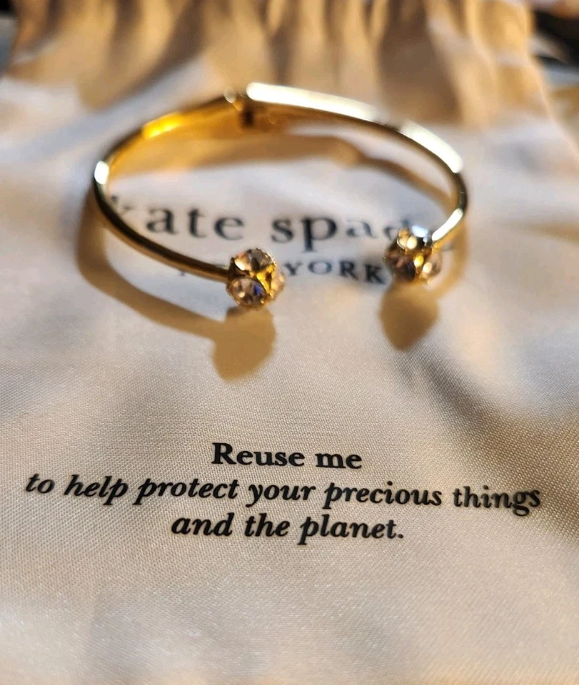 KATE SPADE "LADY MARMALADE" PULSEIRA DE FERRAGENS DE DIAMANTE; TOM DOURADO com Bolsa em excelente estado usado - Imagem 2 de 4