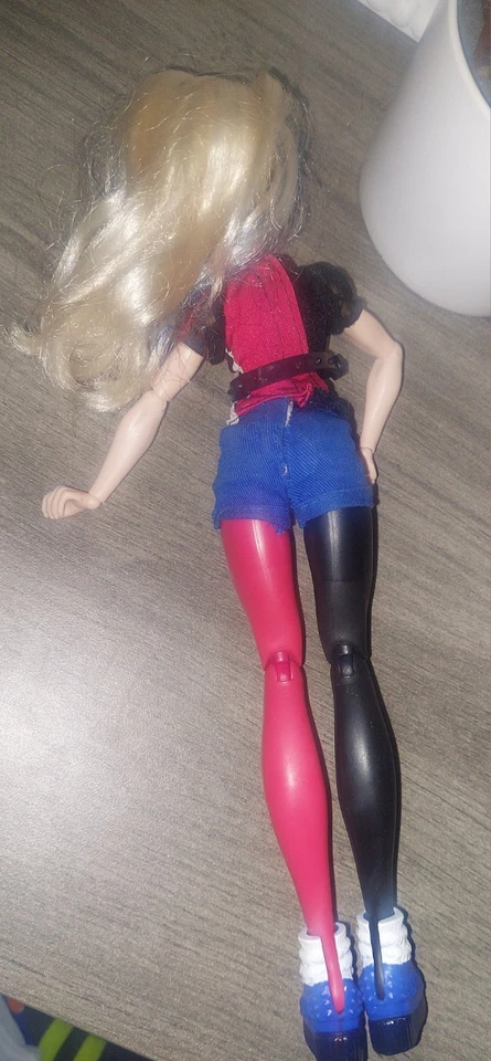 Figura de acción articulada Mattel DC Super Hero Harley Quinn 12"  Foto 3 de 3