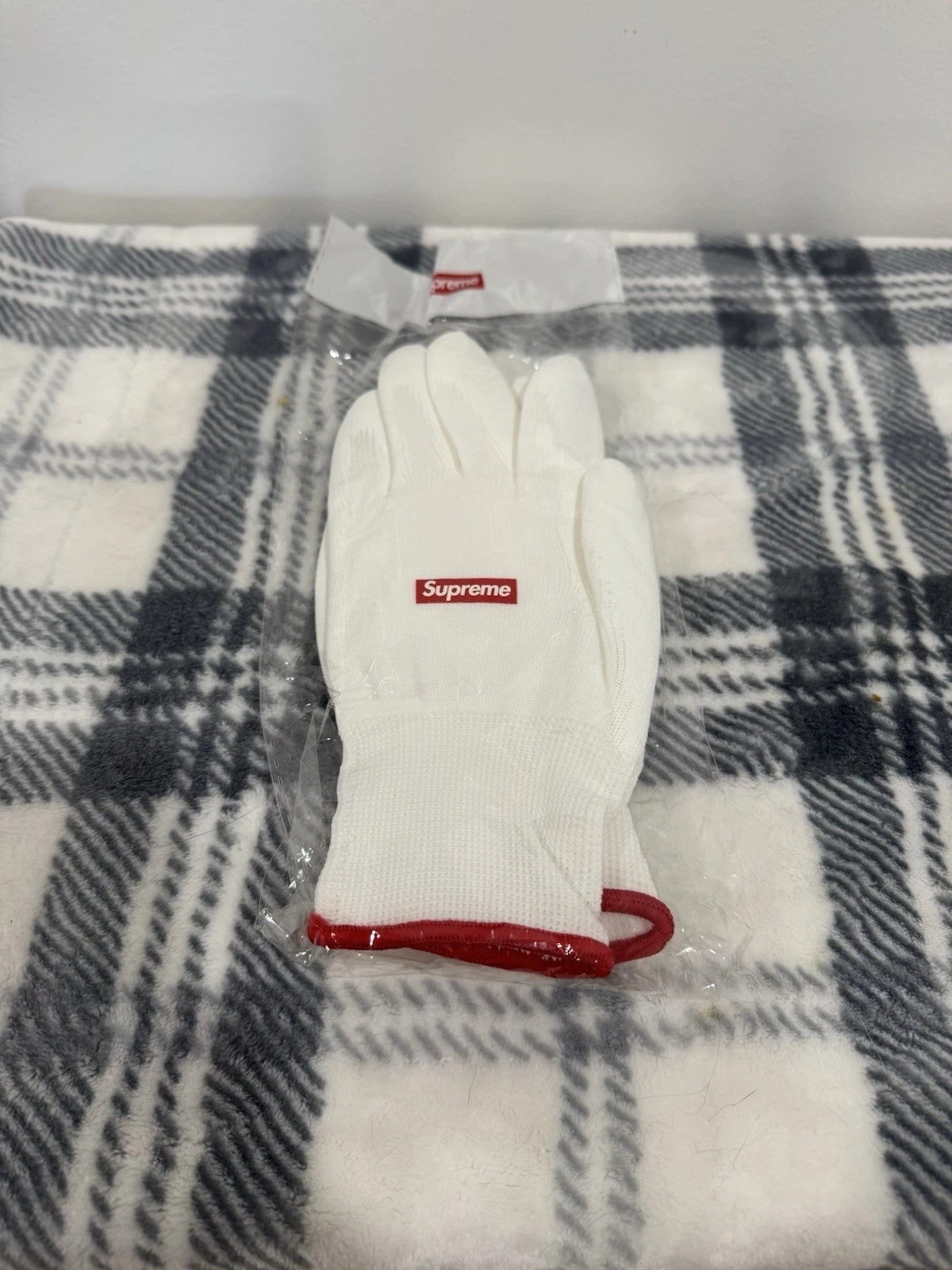 Supreme Rubberized Gloves White One Size FW20
Opens in a new window or tab