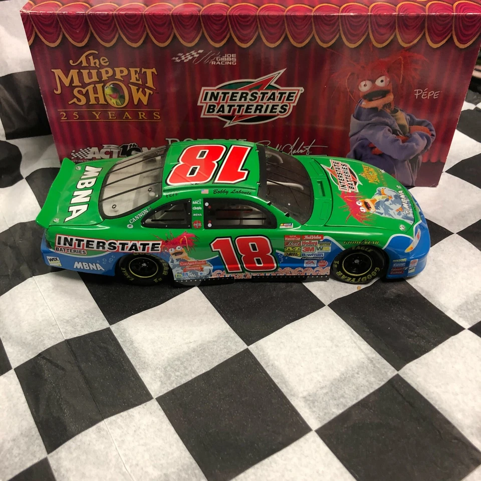 Bobby Labonte #18 Interstate Batterie Muppets 25th Anniv. 2002 Pontiac 1:24 - Immagine 3 di 4