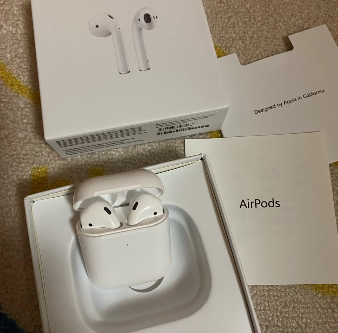 Apple AirPods 2 with Wireless Charging Case - Complete Set