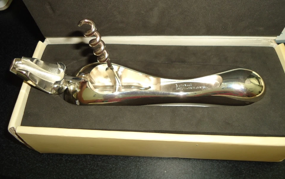 Sacacorchos abridor de barra de vinos plateado U+ Umbra Studio Design Luciano Lorenzatti Foto 3 de 4