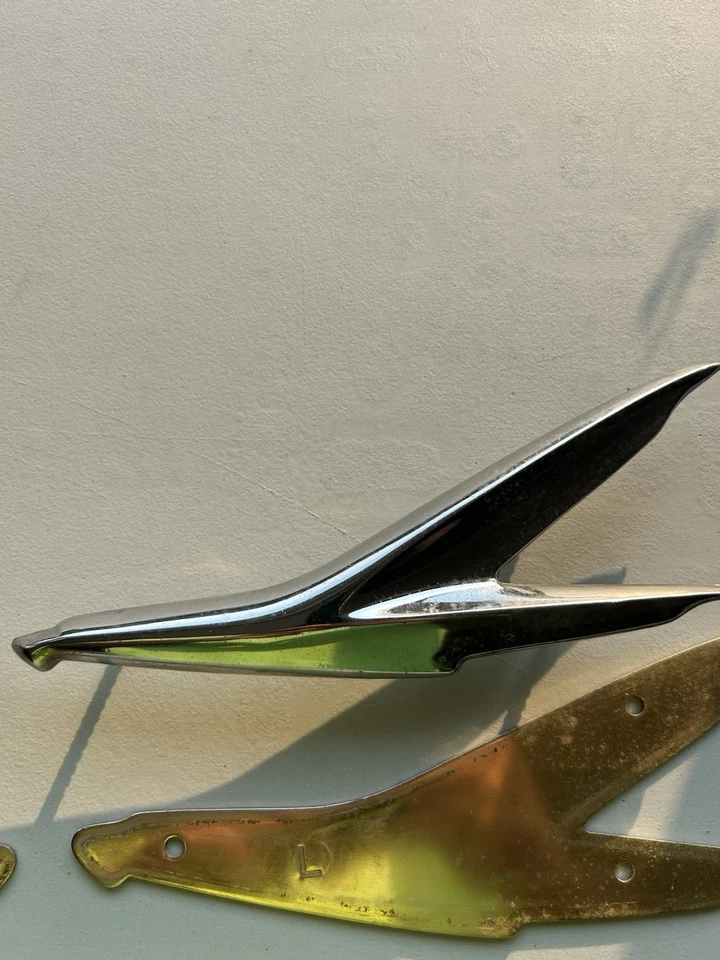 1961 Chrysler Imperial Quarter Panel emblema ornamento destro #2093600 / LH #2093601 - Imagem 3 de 4