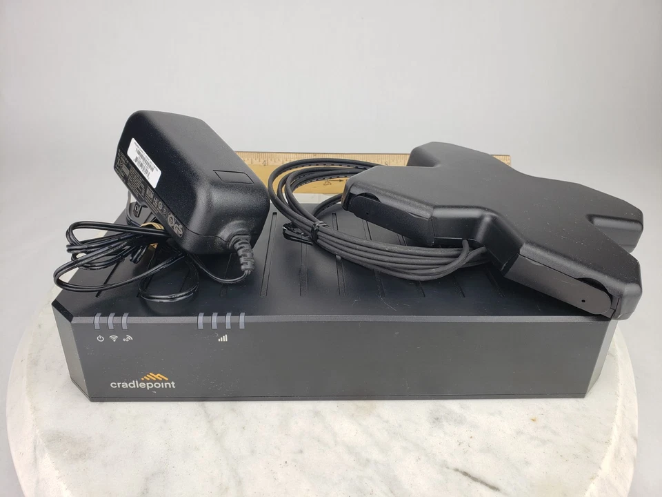 Cradlepoint E100 Series Enterprise Router LTE & Antenna 1041690 Spectrum - Image 2 of 4