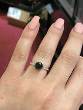 Anillo solitario halo oculto enchapado en oro blanco de 14 quilates diamante negro simulado de 2 quilates