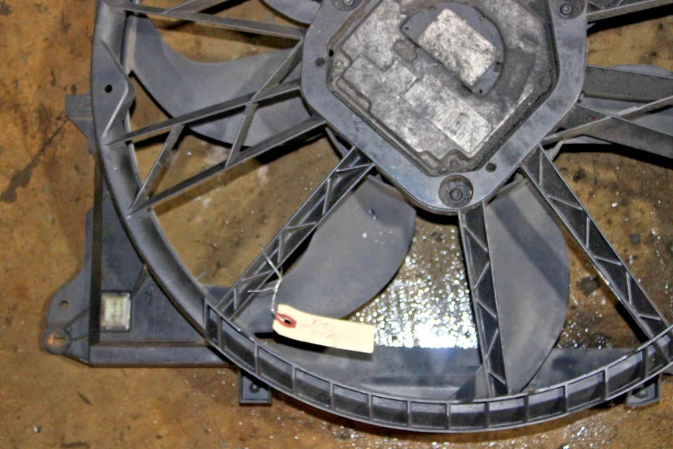 07-13 BMW E93 328i 128i ventilador de refrigeração motor conjunto radiador fabricante de equipamento original BOSCH - Imagem 2 de 4