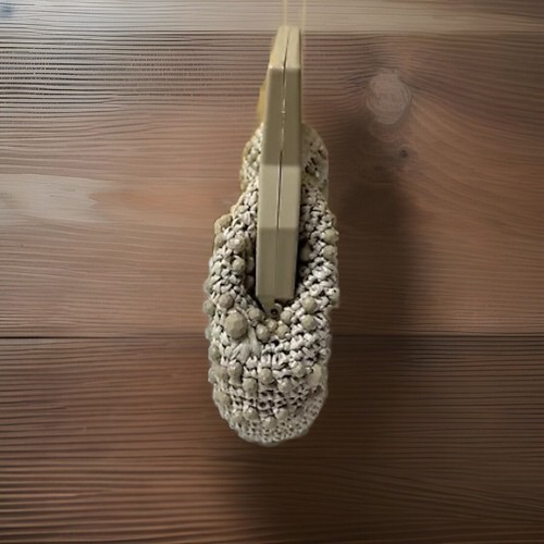 Cartera con patas de paja y marco de bloqueo de bucle de plástico con cuentas beige blanco de colección hecha en Italia - Imagen 3 de 24