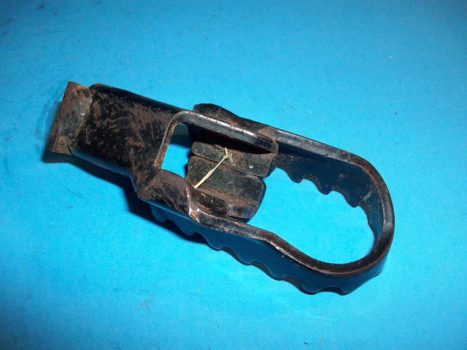 SUZUKI DR 250 350 650 SE RH FOOT REST PEG 90 91 92 93 94 95 96 97 98 99 00 - Image 3 of 4