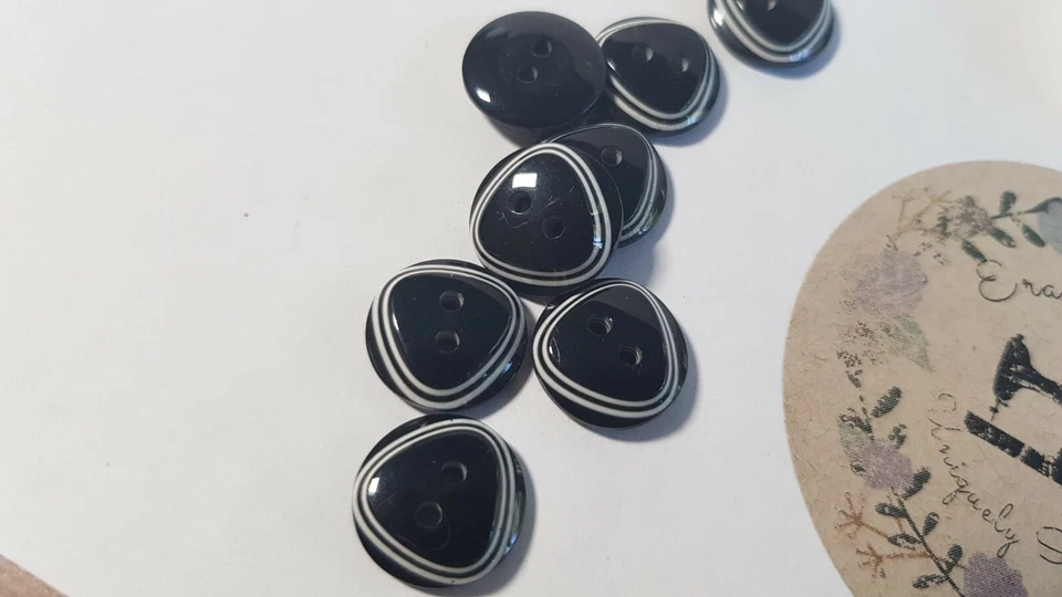 Elegant vintage/retro 2 hole button new 9pcs, 14.7 mm dia., colour:black n`white - Image 2 of 4