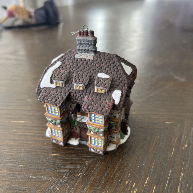 VTG Dept 56 Charles Dickens Heritage Village SIR JOHN FALSTAFF INN 1995 Ornament