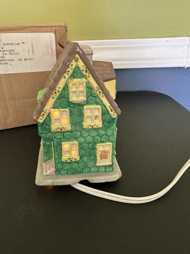 Vtg Suzy's Zoo Christmas At The Emporium Village House Ceramic 5” Light - Picture 4 of 8