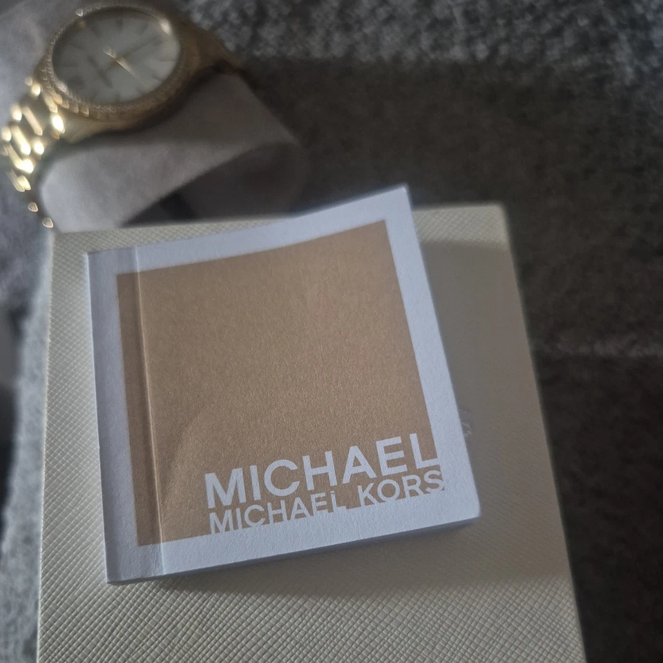 Reloj Michael Kors Layton Acero Tres Manejas Tono Dorado Foto 3 de 3