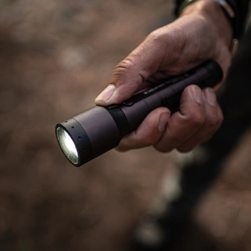 LED LENSER P7R SIGNATURE Flashlight (2000 Lumens) - Picture 9 of 10