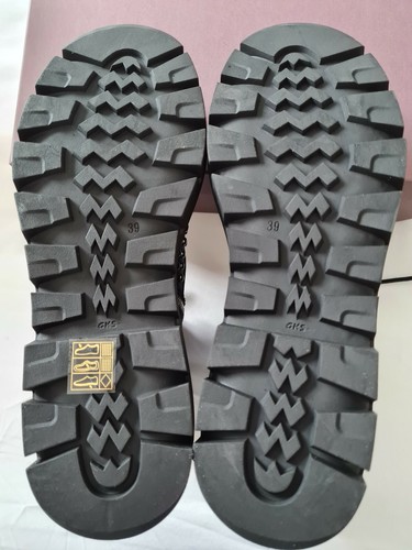 Atemberaubende Schnürstiefeletten Carvela 39/6 Nieten Schwarz Kunstleder Neu im Karton 199€ - Bild 10 von 12