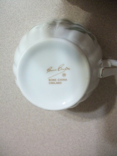 VINTAGE SUSIE COOPER CUP&SAUCER FINE BONE CHINA, WHITE FLOWERS FLUTED, DISPLAYED - Picture 3 of 9