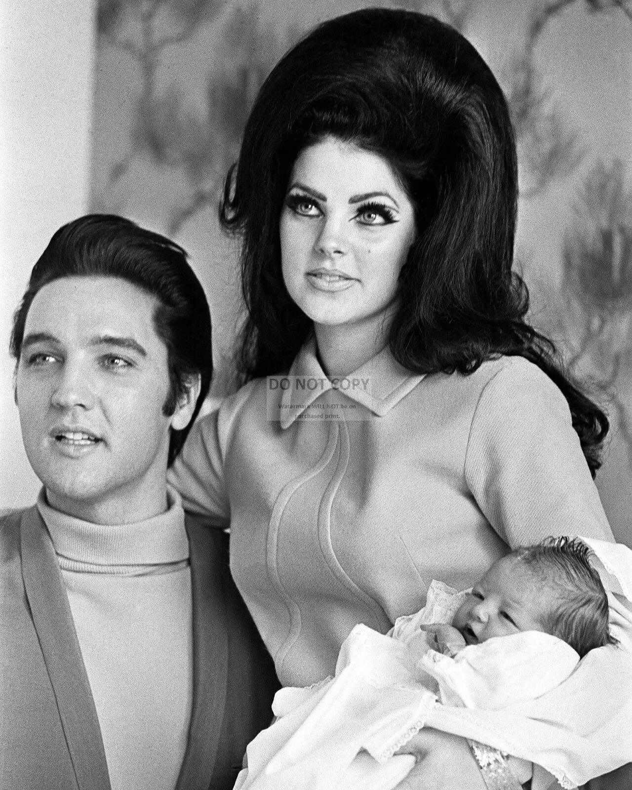ELVIS PRESLEY AND WIFE PRISCILLA WITH LISA MARIE IN 1968 8X10 PHOTO