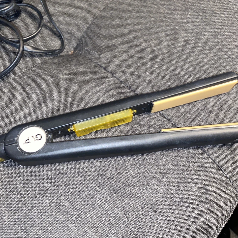 Plancha plana alisadora de cabello de cerámica GVP Ionic Generic de 1 pulgada modelo 264849 negra Foto 3 de 4