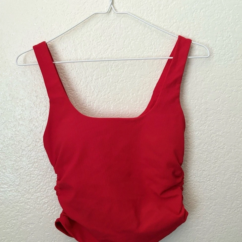 Regata WILO The Label Anthropologie vermelha com nervuras laterais franzidas Athleisure Yoga P - Imagem 2 de 4