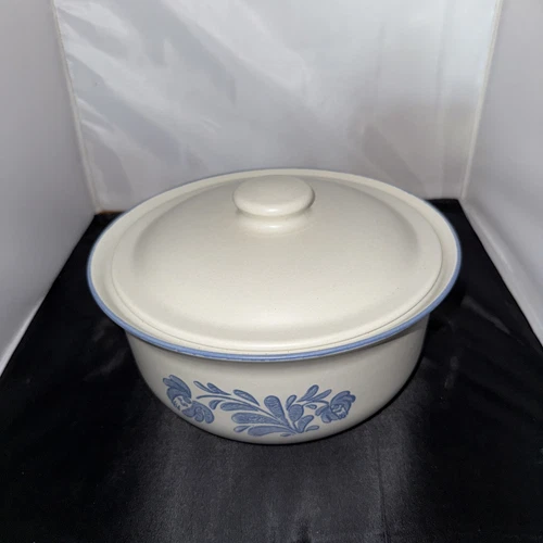 Vintage Pfaltzgraff Yorktowne 2 QT Covered Casserole with Lid 