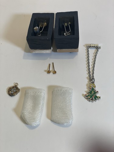 Robert Tonner Doll Fashion Jewelry Earrings Necklace Pendant & Pair if Socks - Picture 4 of 4