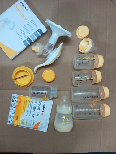 Medela Breast Milk Store & Feed Set Bottles & Bags With Manual Breast Pump - Picture 2 of 6