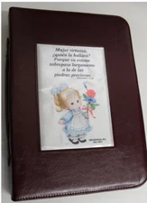 Bible Cover  - Mujer virtuosa Proverbios 31:10 Color Vino   12 x 8 x 2