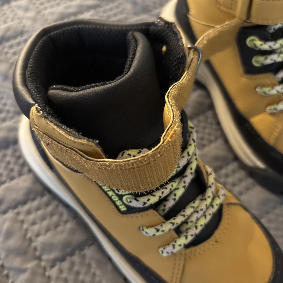 Oshkosh Boys High Top Hiking Winter Boots Size 11 - Image 3 of 4