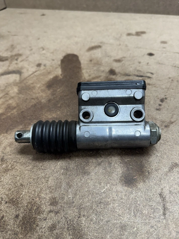 Cilindro maestro de freno trasero genuino Harley Davidson Sportster 1200 883 1988-2003 Foto 2 de 4