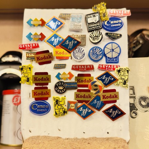 Eine Auswahl alter Foto Pin Anstecker, Agfa, Kodak, Canon, Gevaert, 70er - Bild 1 von 4