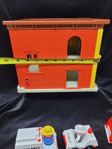 1979 VINTAGE WORKING FISHER PRICE PLAY FAMILY FIRE STATION #928 w/ accessories - Picture 11 of 12
