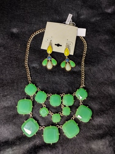 Gold Tone Jade Green Acrylic Cabochons Bulky Statement Necklace And Earrings Set - Picture 8 of 9