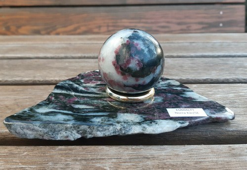 Eudialyt Kugel Shpere mit Platte aus Schweden Rarität  - Picture 1 of 11