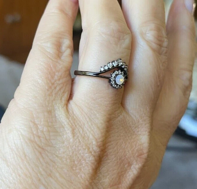 NUEVO CON ETIQUETAS Joyas Fragantes Tono Negro FLORES DE LUNA Imitación OPAL Cristal Piedra Anillo Talla 7 Foto 3 de 4