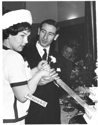 Vintage Hochzeitsfoto hübsche Braut hübscher Bräutigam langes Messer Schneiden Torte 60er Jahre