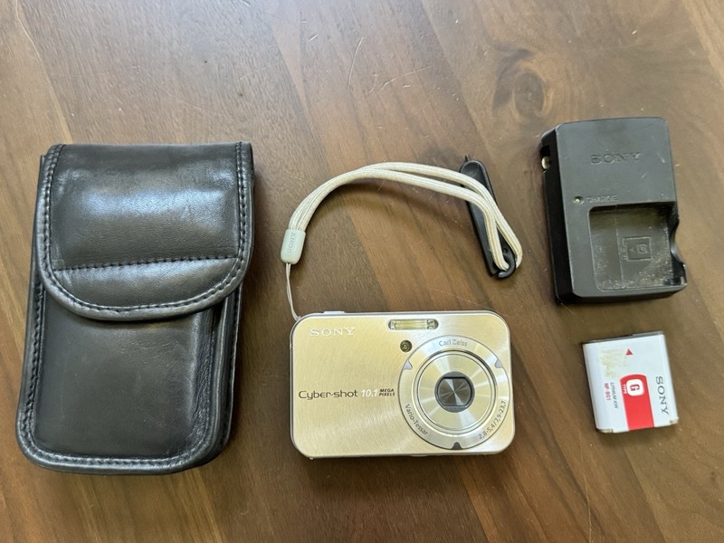 Sony Cyber-shot DSC-N2 10.1MP Digital Camera Tested Works w/ Battery Case