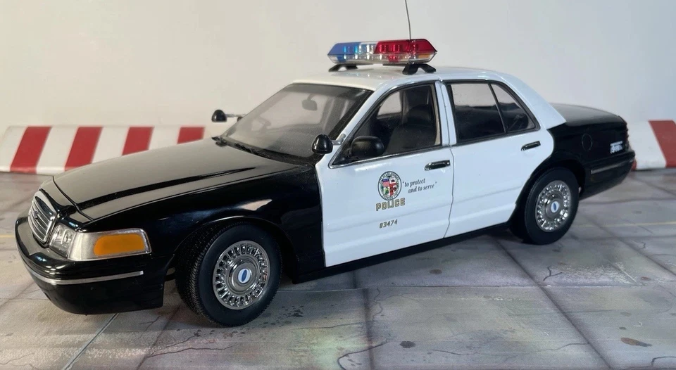 Rare 1/18 AUTOArt LAPD Ford Crown Victoria Minor Blemishes Original Owner *READ* - Image 2 of 4