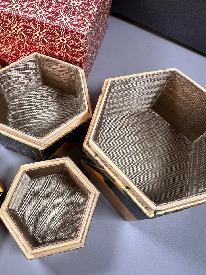 Cajas de anidación chinas lacadas de mediados de siglo - Diseño de cisne y pato (juego de tres) Foto 3 de 4