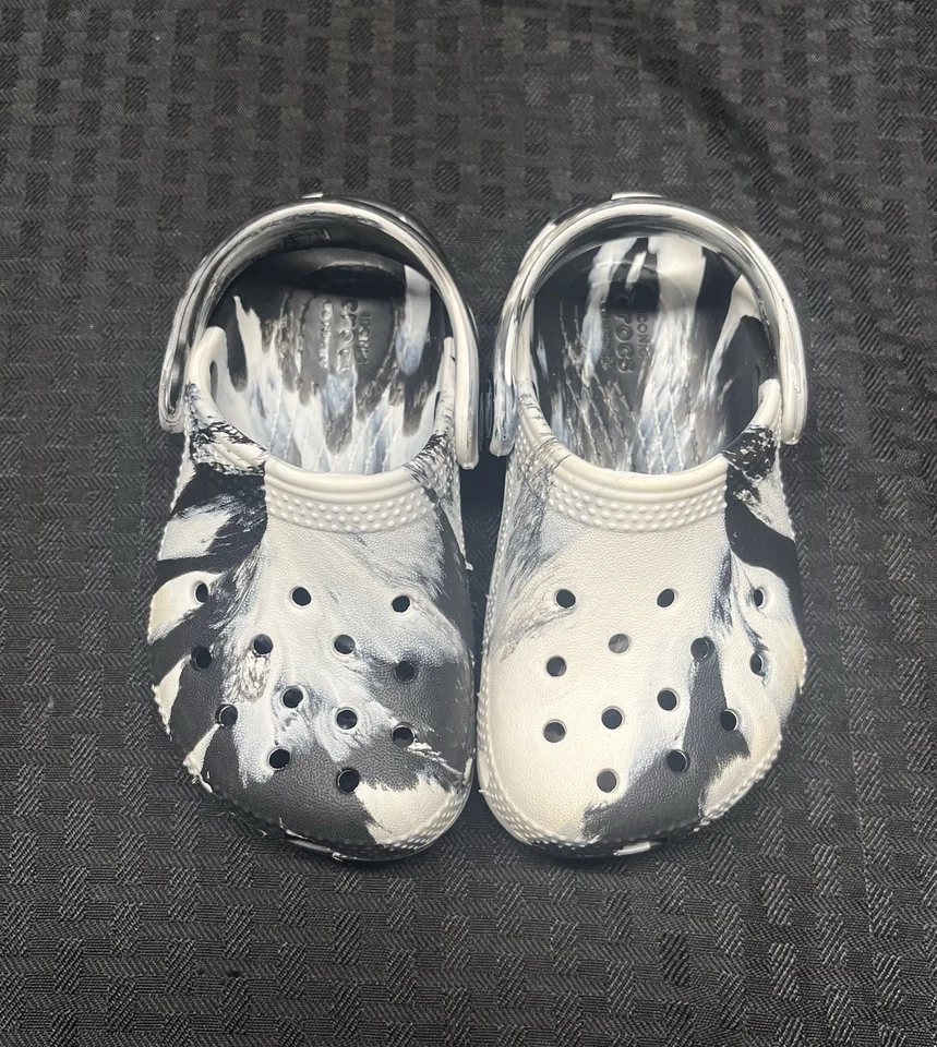 Zueco Crocs Kids clásico jaspeado blanco y negro - 7 Foto 2 de 4