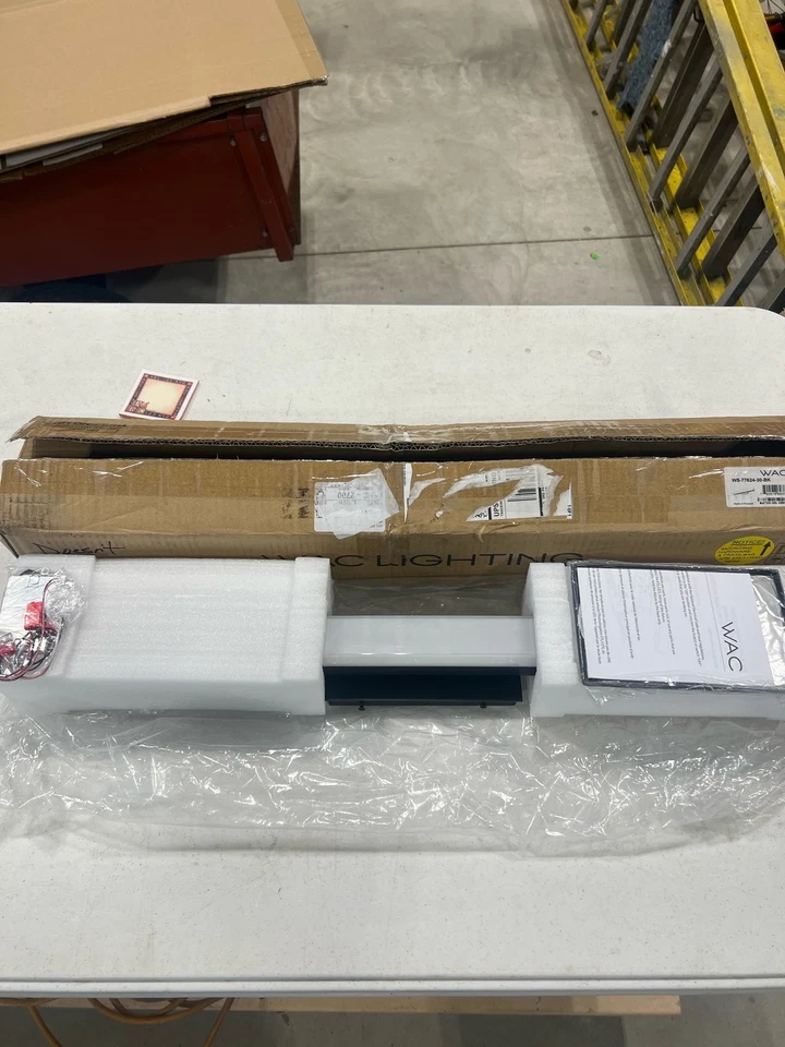 Luz de tocador LED WAC Lighting dweLED Brink 24" 3000K negra, 3-CCT ajustable Foto 2 de 4