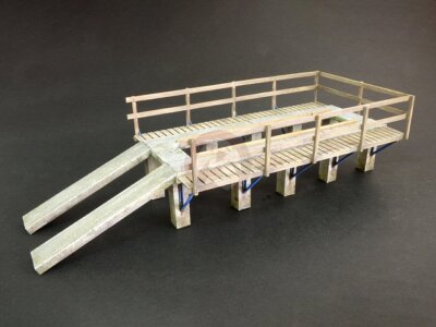 Plus Model 1/35 Wooden Vehicle Maintenance and Service Ramp [Dioarama Model] 581